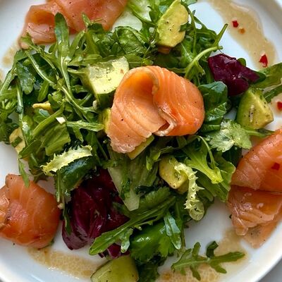 Лосось слабосоленый, авокадо, цукини, микс зелени в Crystal по цене 900 ₽