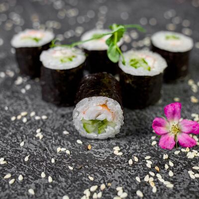 Маки креветка-огурец в Restobar Первый & Ресторан доставки Личный повар по цене 199 ₽