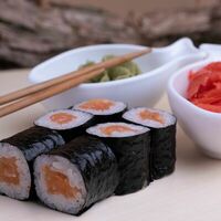 Мини-ролл с лососем в Sushi Kimono