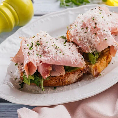 Брускетта с прошутто и трюфельным айоли в Lucia osteria по цене 640 ₽