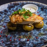 Куриная грудка с томлёным картофелем и трюфельным маслом в Герой арена