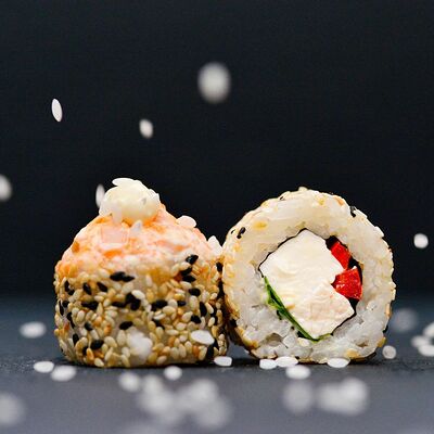 Ролл Цезарь гриль в Дзиро суши-бар по цене 530 ₽