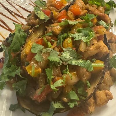 Запеченный баклажан с курицей и овощами в Сандро по цене 910 ₽