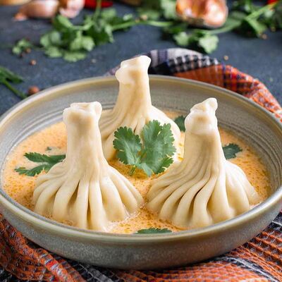 Хинкали с креветками в соусе том-ям в Каретный дворик по цене 560 ₽