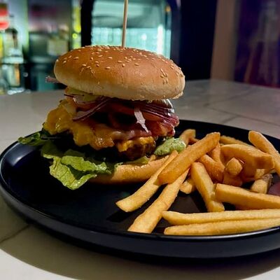 Бургер Kaif с говядиной в Kaif Lounge по цене 900 ₽