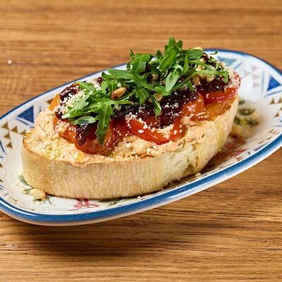 Брускетта с вялеными томатами в Кафе Итальянцы по цене 400 ₽