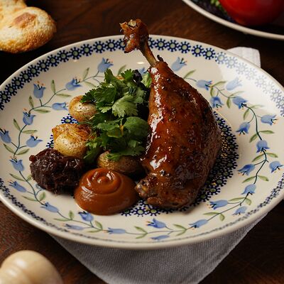 Утиная ножка конфи с печёным картофелем и кетчупом из чеснока в Ресторан-сыроварня Брынза по цене 1050 ₽