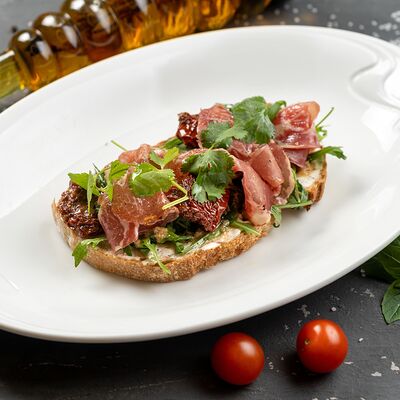 Брускетта с шейкой коппа и вялеными томатами в Сорренто по цене 650 ₽