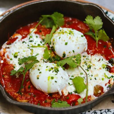 Шакшука со страчателлой и кинзойв Пинки Бандински по цене 29 р.