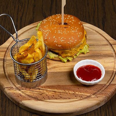 Бургер с говяжьей котлетой в Семейные традиции по цене 990 ₽