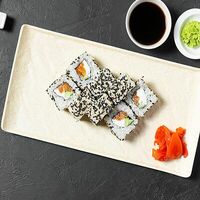 С лососем в кунжуте в Yammy Rolls Halal