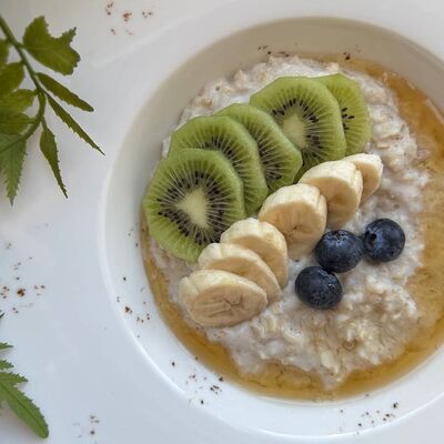 Овсяная каша с фруктами в Корица по цене 385 ₽