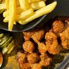 Currywurst с картофелем фри и огурцом в Дискурс по цене 550