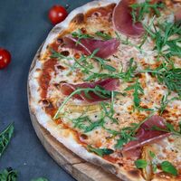 Пицца с грушей, пармской ветчиной и голубым сыром в DeliMarche