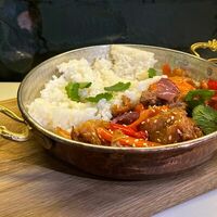 Куриное бедро с овощами в кисло-сладком соусе в Colors Сafe