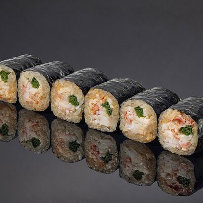 Ролл из камчатского краба с луком-сибулетом и соусом спайси в Bluefin по цене 1610 ₽