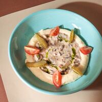 Бефстроганов из куриного бедра с картофельным пюре в Coffee Cake