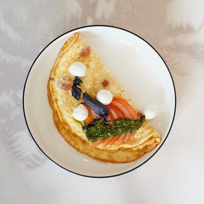 Омлет с сыром, томатами и базиликомв Gagarin Coffee & Kitchen по цене 450 ₽
