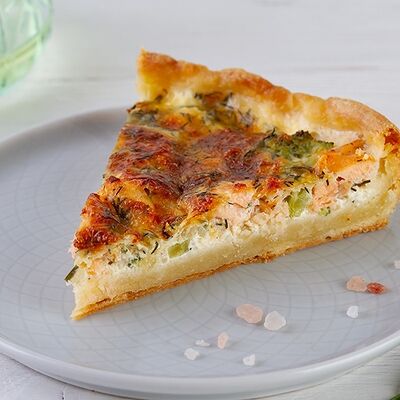 Киш с семгой, брокколи и сыром в Сама спекла по цене 1399 ₽