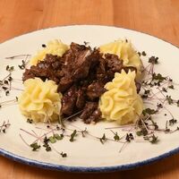 Печень куриная, жаренная с луком на картофельной подушке в Илья Муромец