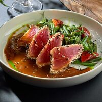 Тунец гриль с жареной стручковой фасолью в Juno