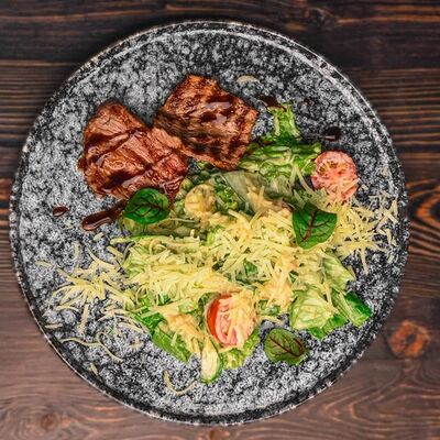 Тёплый салат с говядиной на гриле в The Kabak по цене 950 ₽