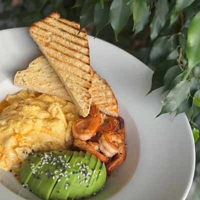 Скрембл с креветками и авокадо в Pellegrino по цене 895 ₽