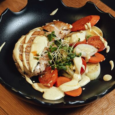 Куриная грудка с овощами в Avenue 55 по цене 510 ₽