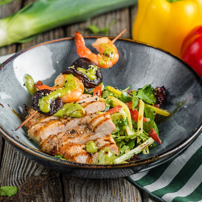 Салат с курицей в Тайском стиле в Пряности & Радости на Московском по цене 640 ₽