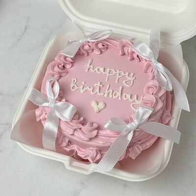 Бенто-торт розовый с белыми ленточками в Кондитерская Конфетка Питер по цене 1950 ₽