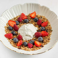 Мюсли с ягодами и греческим йогуртом в Muse