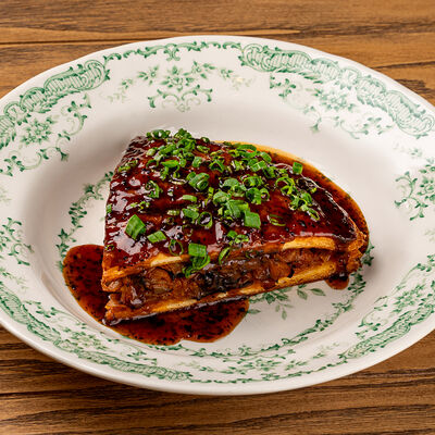 Кулебяка с капустой, грибами и соусом мясной жу с трюфелем в Казак по цене 740 ₽