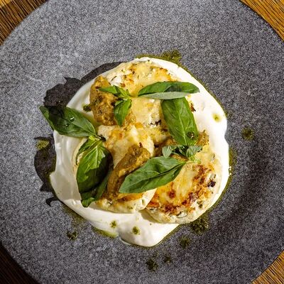 Творожные сырники с зеленью и тартаром из лосося в Moloko по цене 720 ₽