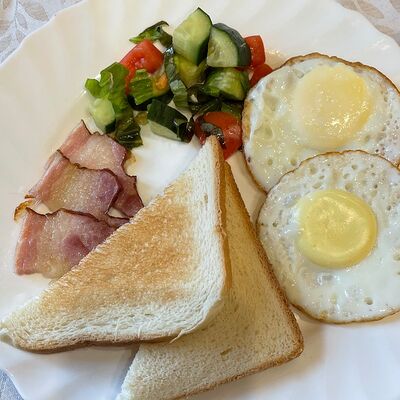 Глазунья с беконом, свежими овощами и тостом в Золотая долина по цене 266 ₽