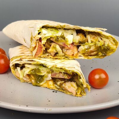 Шаурма итальянская с курицей в Мужчина готовит по цене 400 ₽