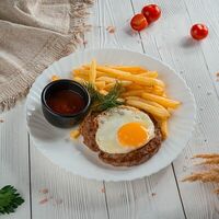 Бифштекс с яйцом в Libre Bar