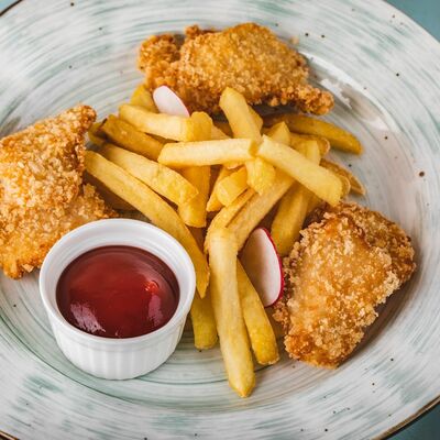 Куриные нагетсы с картофелем фри в Jesstaurant по цене 500 ₽