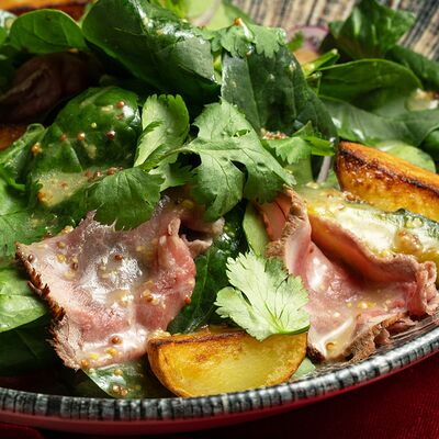 Салат с ростбифом, розовыми томатами и печеным картофелем в Giorgio Suluguni по цене 910 ₽