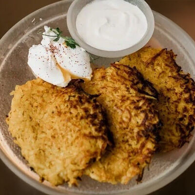 Драники с яйцом пашот и сметаной в Renoir coffee по цене 370 ₽