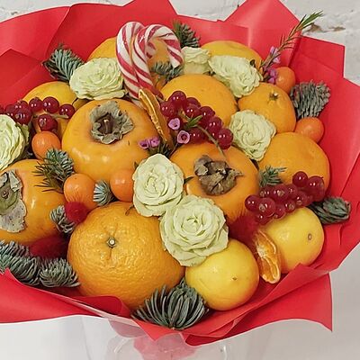 Зимний букет с фруктами и елью в Buketonline - Съедобные букеты и клубника в шоколаде по цене 5489 ₽