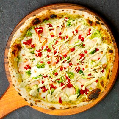 Цыпленок с песто 32 см в Томат по цене 935 ₽