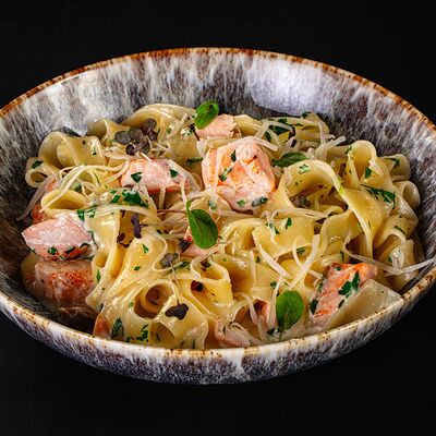 Феттуччине с курицей и грибами в MOS Lounge & Bar по цене 630 ₽