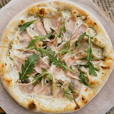 Пицца с ветчиной, грибами и белым соусом в Пипа по цене 850 ₽