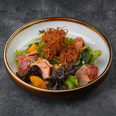 Салат с запеченным лососем, томатами и хрустящим сыром чечил в Бумбараш по цене 890 ₽