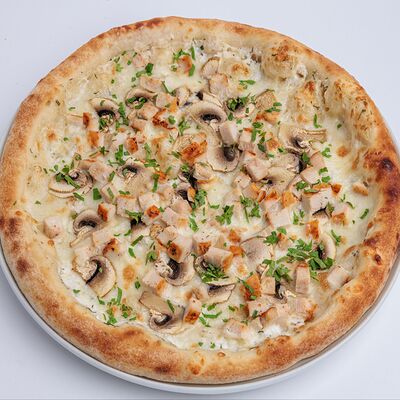 Пицца с курицей и грибами в PINTA Bar & Grill по цене 3890 ₸