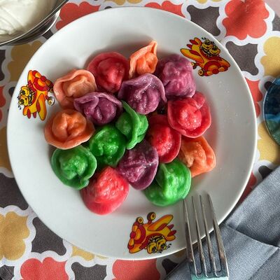 Разноцветные пельмени с индейкой в Эник Беник по цене 490 ₽