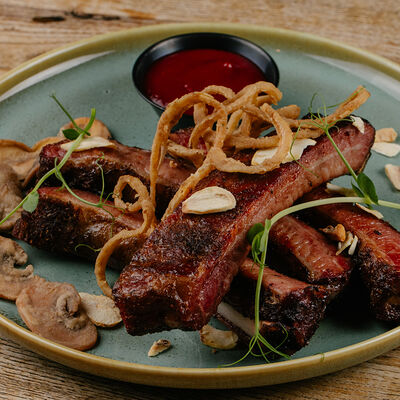 Свиные копченые ребрышки в Кубанские пивоварни по цене 820 ₽