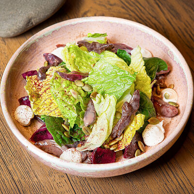 Салат с сыровяленой олениной, подкопчённой сливой и печеной свеклой в Белок по цене 890 ₽