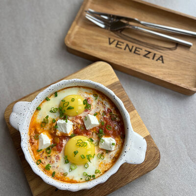 Шакшука с брынзой в Венеция по цене 550 ₽