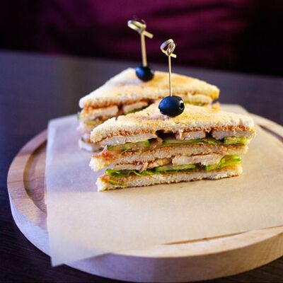 Сэндвич с курицей в Chill Zone по цене 300 ₽